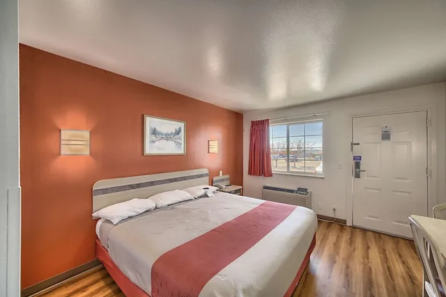 غرفة قياسية بسرير كينج، Motel6 Kerrville, TX 3/6