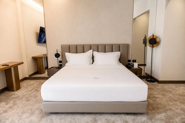 جناح ديلوكس بسرير كينج بشرفة مع أريكة، Grand Duka Hotel & Spa 1/9