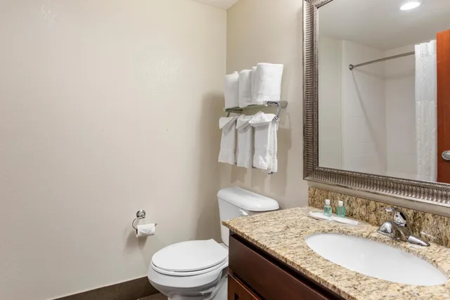 جناح بسرير كوين مع أريكة، MainStay Suites Near Denver Downtown 9/10