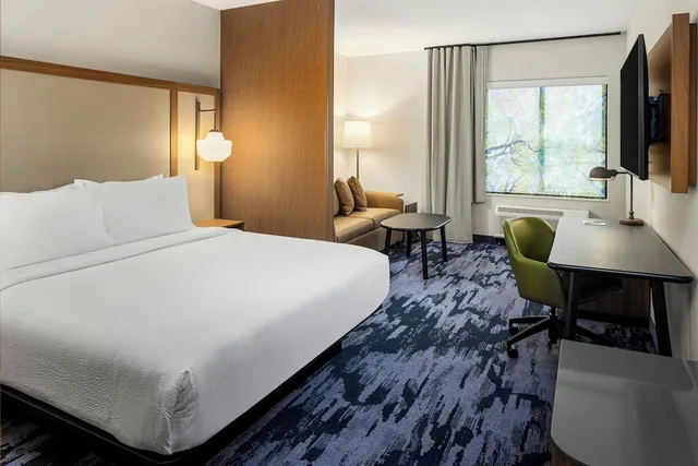 استوديو بسرير كينج مع أريكة لذوي الإعاقة، Fairfield Inn & Suites by Marriott Cedar Rapids North 1/7