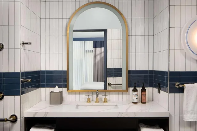 2 Bedrooms, Suite, King Bed, 1.5 Bathrooms، Motto by Hilton New York City Chelsea 3/3
