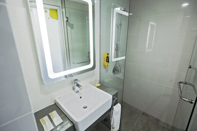 Urban, Yello, Queen Bed، Yello Hotel Paskal Bandung 2/3