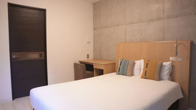 غرفة بسرير مزدوج بمطبخ مع دخول الصالة، The Breakfast Hotel Porto Ishigaki 9/10