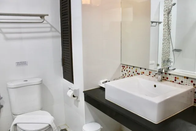 Room, King Bed, Side View، S2 Hotel 4/4