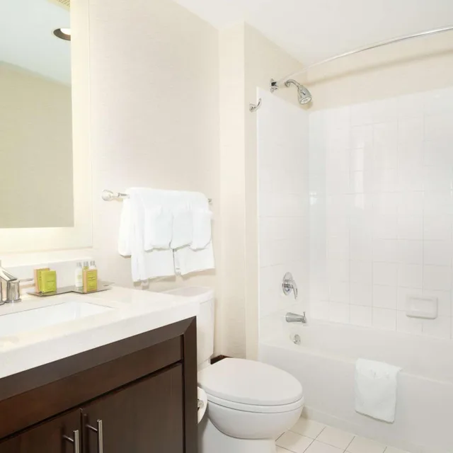 غرفة قياسية بسرير مزدوج بإطلالة جزئية على البحر، Doubletree By Hilton Ocean Point Resort – North Miami Beach 3/4