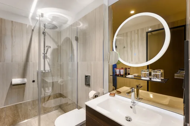 غرفة سوبيريور بسرير كوين في طابق مرتفع، Hotel Emerald & Suites 4/4