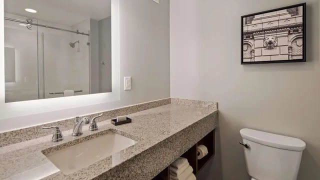 غرفة بسرير كينج وسريرين كوين، Best Western Plus Franklin Square Inn Troy/Albany 9/10