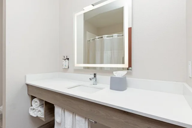 جناح بسرير كوين، Holiday Inn Express Hotel Suites Athens 7/10