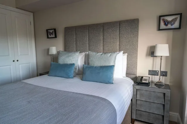 Basic, Double Bed, Oatlands Park Hotel 3/4