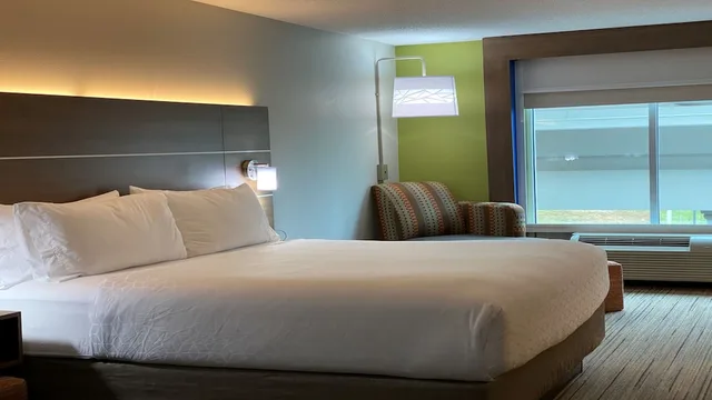 غرفة قياسية بسرير كينج، Holiday Inn Express Suites Somerset Central 2/10