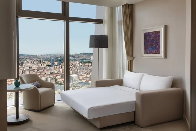 جناح تنفيذي ركني بسرير كينج مع أريكة مع دخول الصالة، Istanbul Marriott Hotel Sisli 2/6