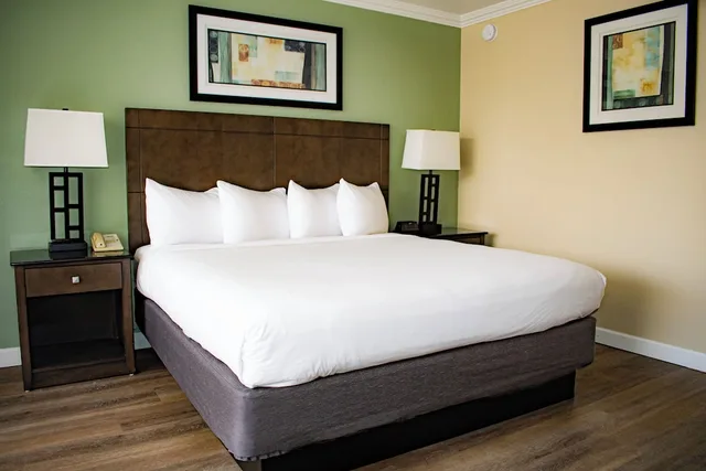 غرفة قياسية بسرير كينج، Travelodge By Wyndham Monterey Bay 6/10