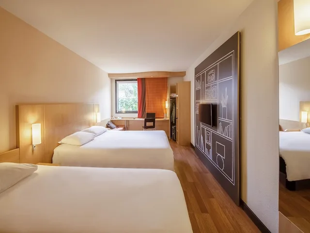غرفة بسرير مزدوج وسرير فردي، Ibis Sarlat 1/10