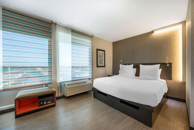 غرفة قياسية بسرير كينج بشرفة، Best Western Premier Springfield Plaza District Hotel 1/3