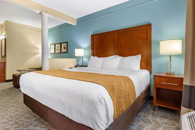 Room, King Bed, Accessible, Comfort Suites Southport - Oak Island 1/3