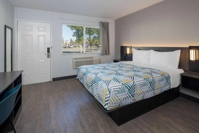 1 Queen Bed - ADA/Tub، Motel6 Fontana 2/8