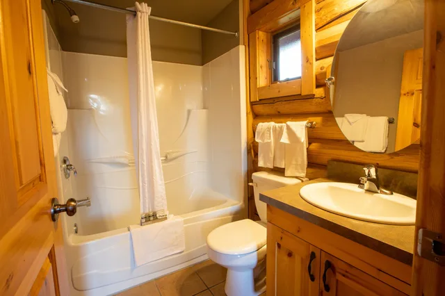 Cedar, Loft, Lodge, Suite, 3 Queen Beds, 2 Queen Beds, Sofa، Miette Mountain Cabins 5/5
