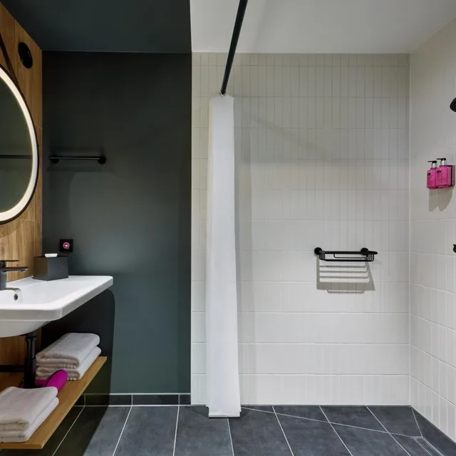 Moxy, Queen Bed, City View، Moxy Karlsruhe 2/5