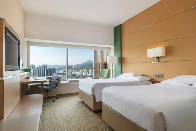 غرفة بسريرين منفصلين بإطلالة على النهر، Courtyard By Marriott Hong Kong Shatin 1/6