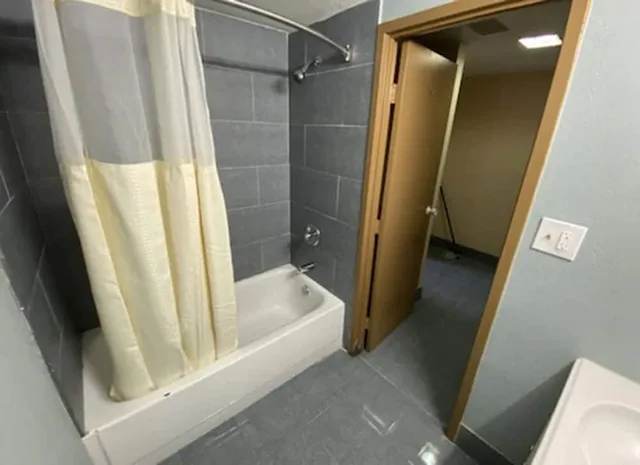 جناح سيغنتشر بسريرين مزدوجين، Economy Inn North Randall 10/10