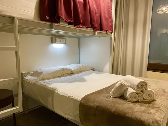 غرفة ثلاثية بسرير مزدوج وسرير بطابقين بحمام مشترك، The Loft Hostel 1/10