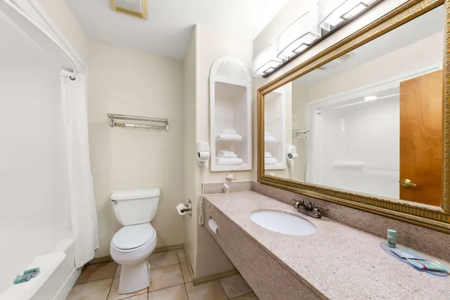Downstairs, King Bed, Balcony، Best Western George West Executive Inn 5/5