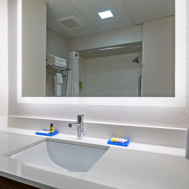 غرفة بسريرين مزدوجين لذوي الإعاقة، Holiday Inn Express Hotel & Suites Woodbridge 10/10