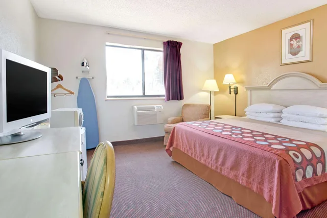 غرفة بسرير كينج لذوي الإعاقة، Super 8 By Wyndham Clearwater/St. Petersburg Airport 1/3