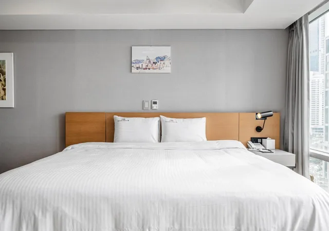 غرفة سوبيريور بسرير كوين بإطلالة جزئية على البحر، Haeundae Seacloud Hotel Residence 2/5