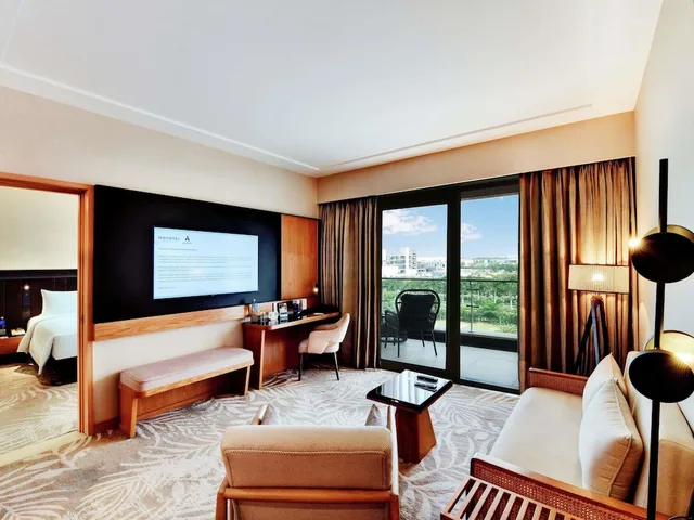 جناح تنفيذي بسرير كوين بإطلالة على المسبح بشرفة، NOVOTEL HYDERABAD AIRPORT 3/6