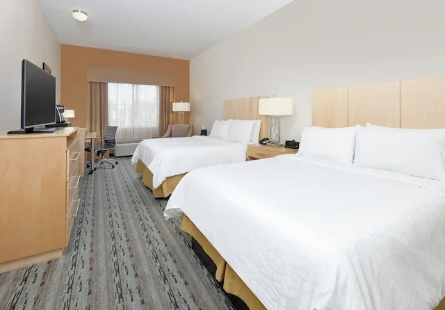 غرفة بسريرين كوين مع أريكة، Holiday Inn Express Suites San Antonio Brooks City Base 1/3