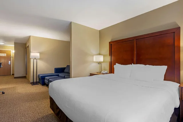 جناح، Comfort Suites Johnson Creek Conference Center 2/4