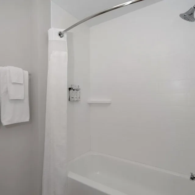 غرفة بسرير كينج وسريرين كوين بإطلالة على البحيرة، Holiday Inn Express & Suites Oscoda, an IHG Hotel 3/3
