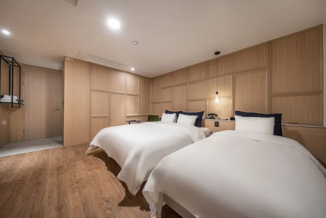 غرفة بريميوم بسرير مزدوج وسرير فردي، Stay Month Hotel 4/6
