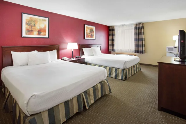 غرفة قياسية بسريرين كوين، Ramada By Wyndham Bettendorf 2/3