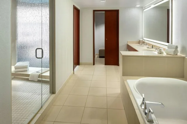 جناح تنفيذي بسرير كينج بغرفة نوم واحدة مع أريكة بحوض جاكوزي، Westin Memphis Beale Street 3/4