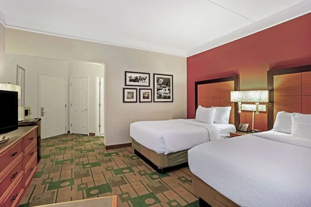 غرفة سوبيريور بسريرين كوين، La Quinta Inn Suites Winston Salem 2/5