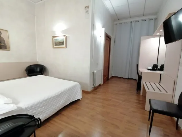 Room, Quadruple, King and Twin Beds, Hotel Julia 4/9