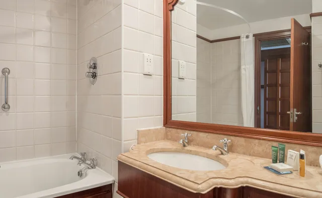 Suite, Double Bed, Hilton East Midlands Airport 3/3