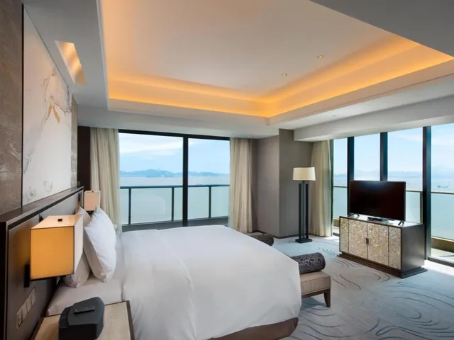 غرفة بريميوم بسرير كينج بإطلالة على البحر، Hilton Zhoushan 1/5