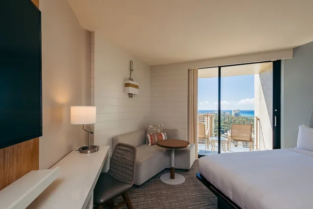 جناح جونيور بسرير كينج بإطلالة على البحر بشرفة مع أريكة، Waikiki Beach Marriott Resort and Spa 5/9