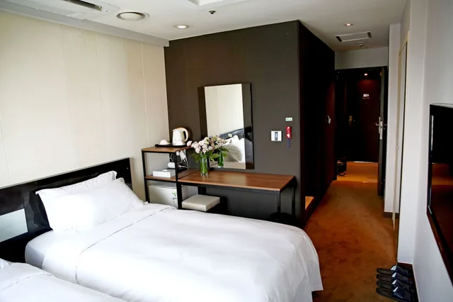 غرفة سوبيريور بسريرين منفصلين بإطلالة على المدينة، The Riverside Hotel 1/5