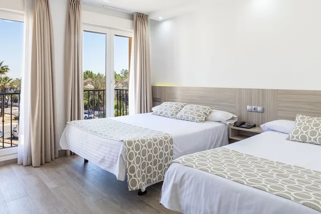 غرفة رباعية بسرير كوين وسريرين منفصلين، Olympia Hotel Ronda II 4/9