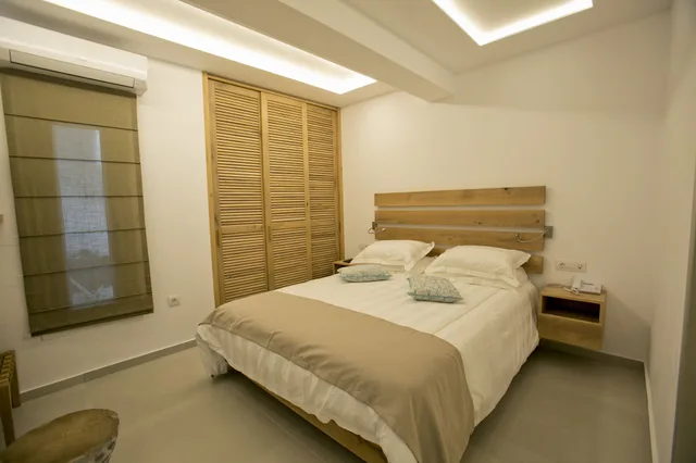 غرفة قياسية بسرير كوين بإطلالة جزئية على البحر، Thalassa Boutique Hotel 1/3