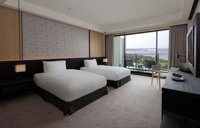 غرفة عائلية بسريرين مزدوجين بإطلالة على النهر بشرفة، CROWNE PLAZA TAINAN 3/6