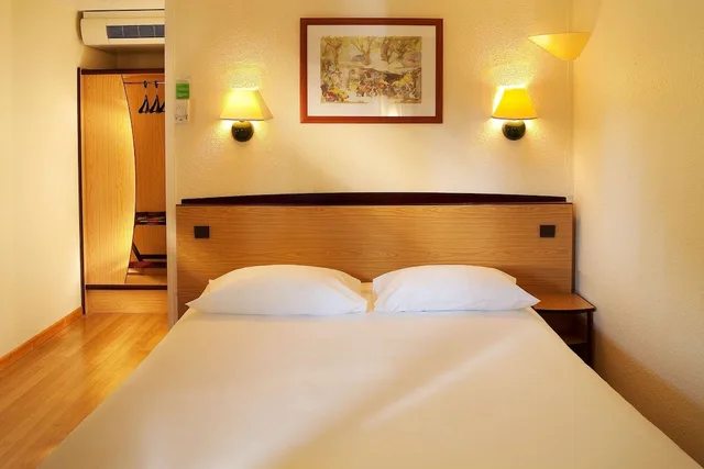 غرفة قياسية بسرير مزدوج، CAMPANILE CHOLET 1/4