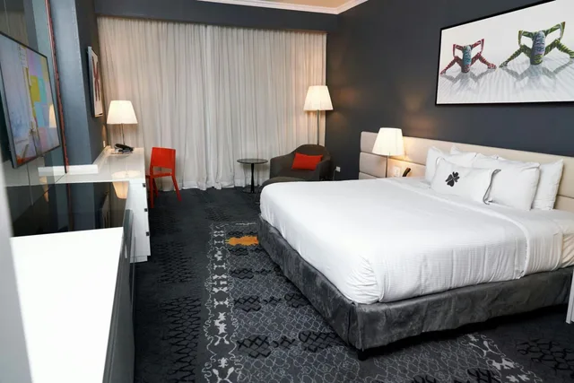 غرفة ديلوكس بسرير كينج بإطلالة على المدينة، Sortis Hotel, Spa & Casino 6/10