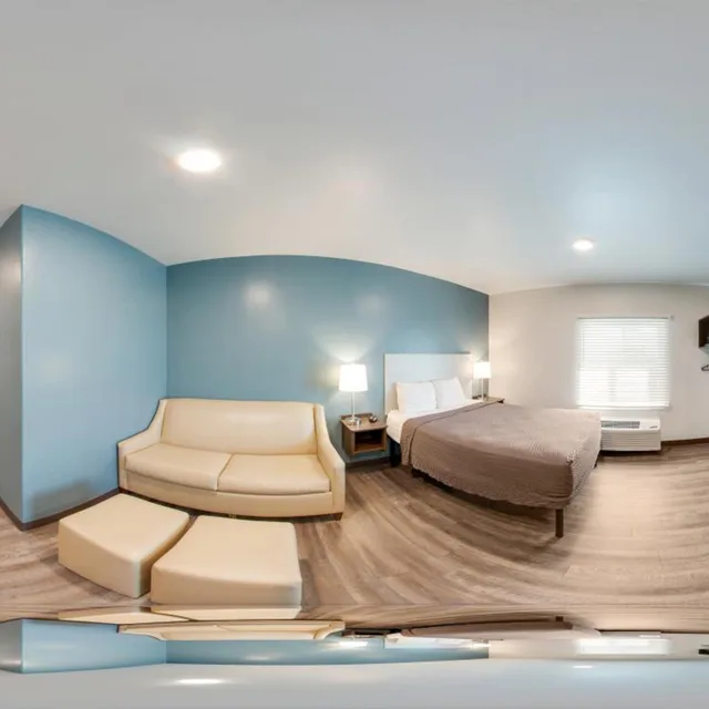غرفة بسرير كوين مع أريكة بحوض استحمام لذوي الإعاقة، WoodSpring Suites Bakersfield Airport 1/5