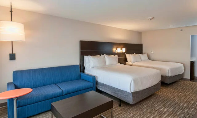 جناح بسريرين، Holiday Inn Express Suites Dodge City 1/1