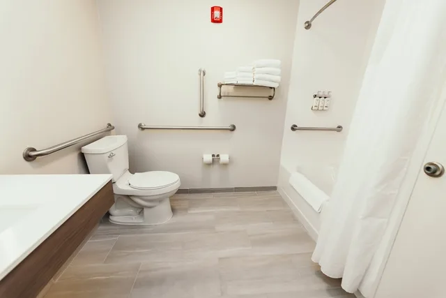 غرفة قياسية بسريرين منفصلين لذوي الإعاقة، Holiday Inn Express Suites Urbandale Des Moines 2/2